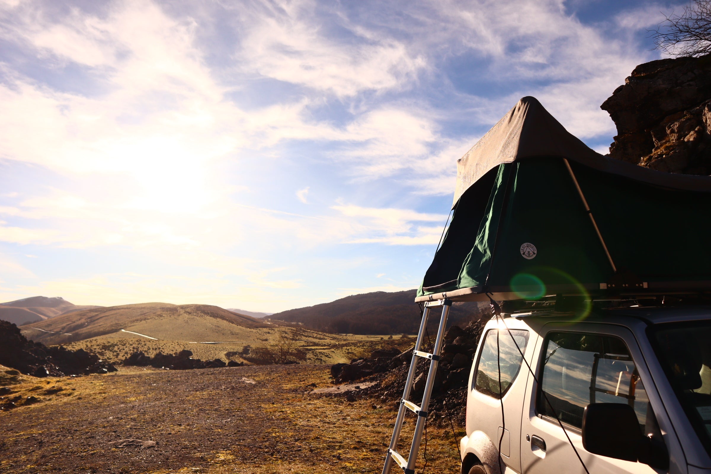 Charger la vidéo : Bienvenue dans notre première vidéo où nous vous présentons la révolution dans le monde du camping : la tente de toit &quot;La RTT Française&quot;. Avec seulement 30 kg, elle se distingue comme la plus légère du marché, offrant une solution de camping innovante et facile à transporter.